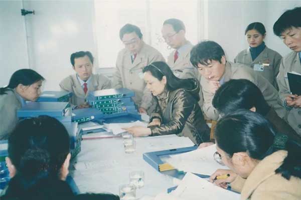 2002年GMP认证专家组对九游会J9制药车间软件进行审核